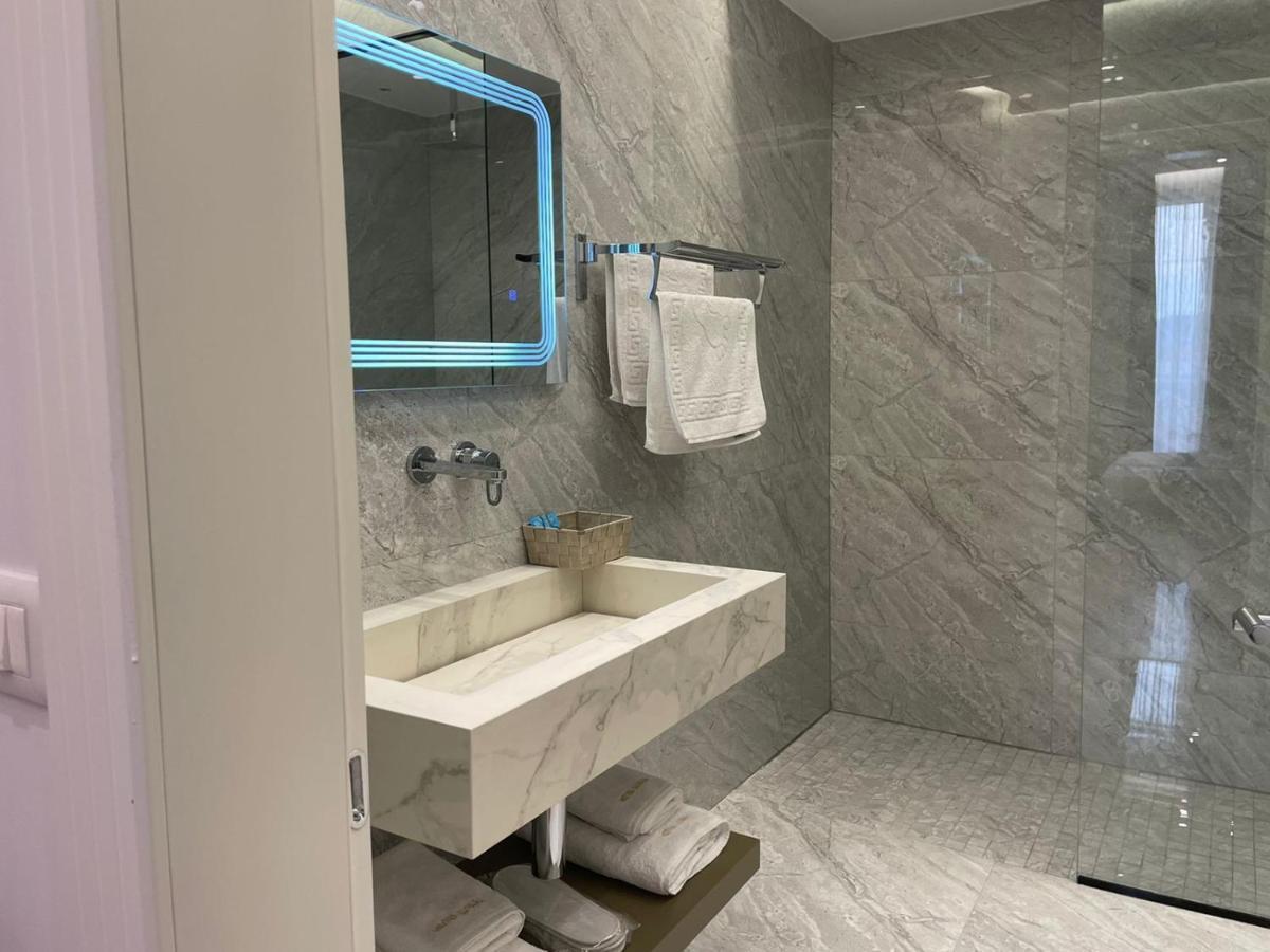Hotel Ujvara Belsh Екстер'єр фото