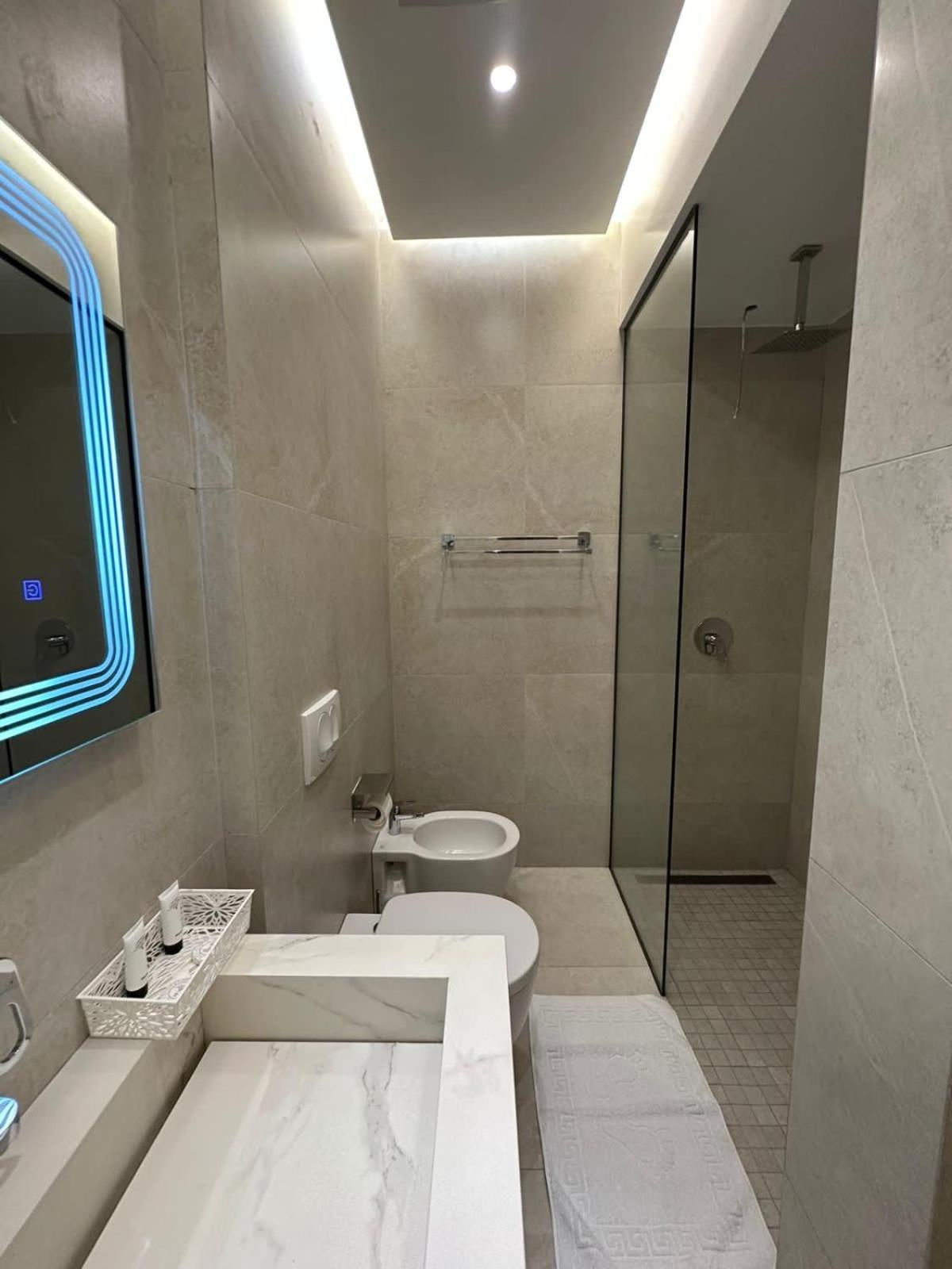 Hotel Ujvara Belsh Екстер'єр фото